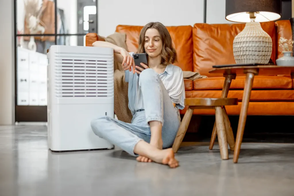 mujer con aire acondicionado portatil 1 aire acondicionado portatil